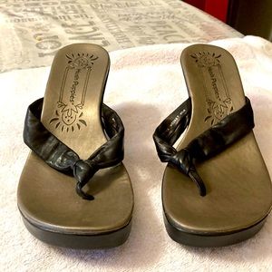 Hush Puppies black sandals slides on through your toes genuine leather Sz 8.5